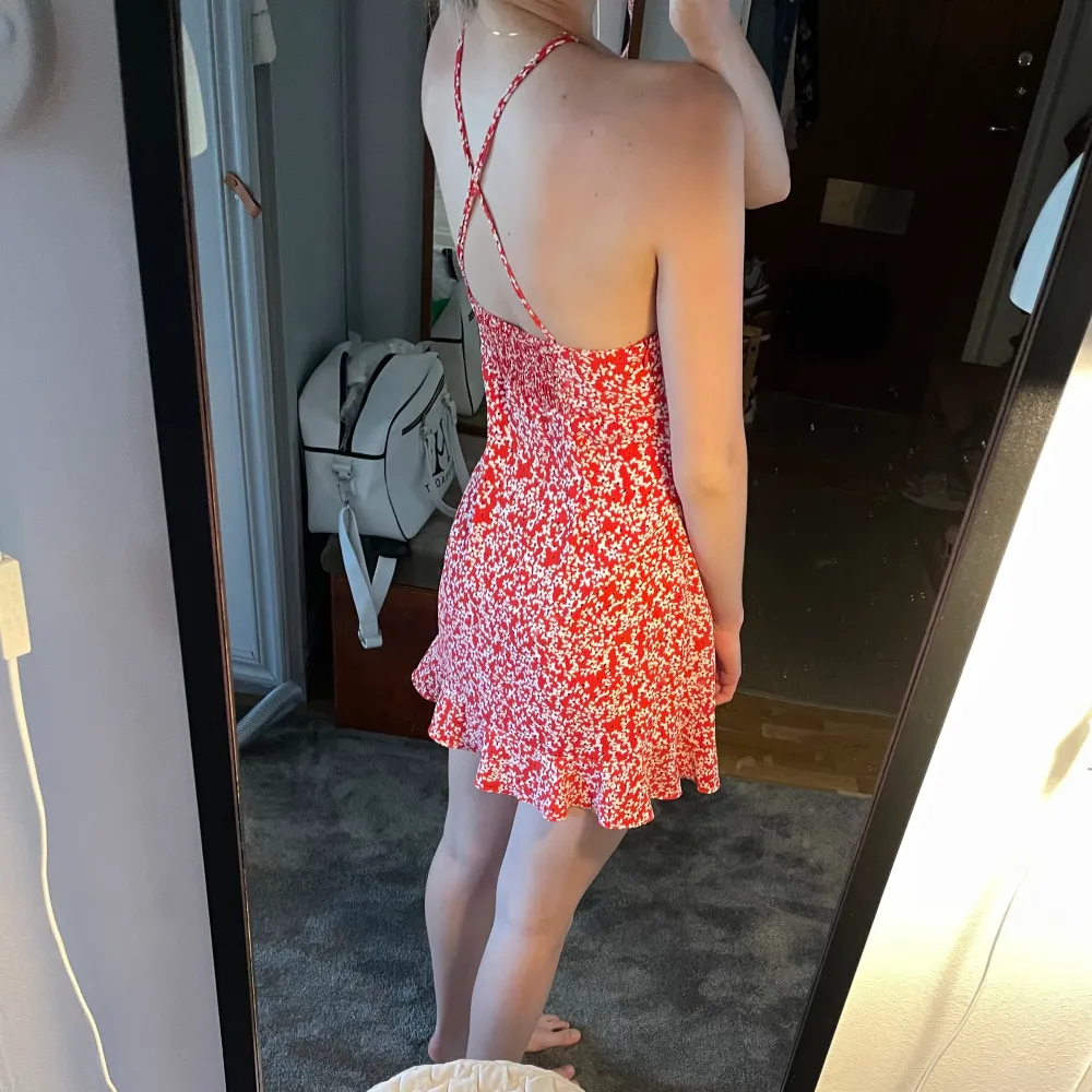 En jätte sött röd zara klänning som inte säljs längre❤️passar perfekt för sommaren . Klänningar.