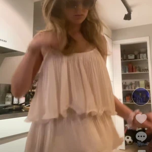 Hm kantarell klänning - Super super fin klänning från hm. Jätte fin för festligare tillfällen men även till vardags. Skriv vid intresse💕💕💕 