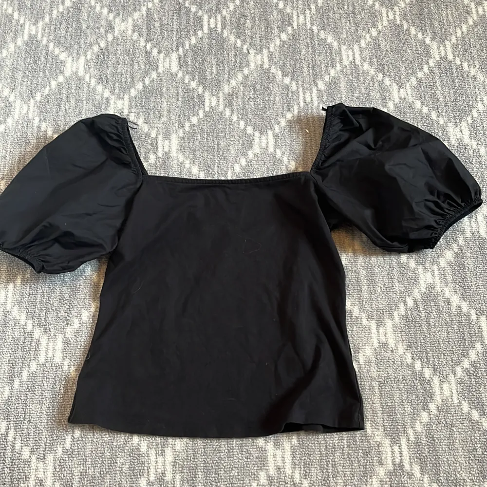 Säljer denna svarta puffärms tröja då den inte kommer till användning. Perfekt inför sommaren! Köparen står för frakten🩷. T-shirts.