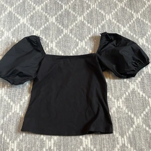 Puffärmad tröja💕 - Säljer denna svarta puffärms tröja då den inte kommer till användning. Perfekt inför sommaren! Köparen står för frakten🩷