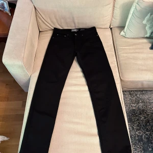 Jeans Dressmann (Svart) - Svarta dressmann jeans  31 midja 32 höjd 