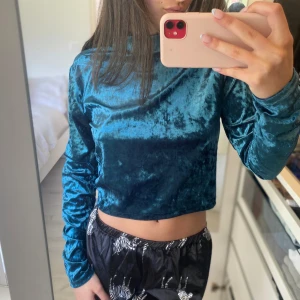 Fest topp - Skön tröja som passar till allt! Jag har stolek S/36 och den passar mig super bra💙