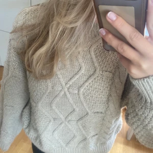Beige stickad tröja  - Varm och mysig stickad tröja 🙌🏼