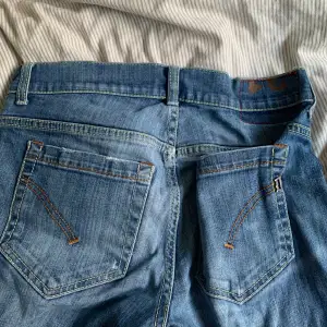 Dondup jeans i storlek 31. Skick 8/10. Använda men ej några slitningar i form/färg. Enbart slitningar runt knäna. Pris kan förstås diskuteras, hör av dig vid frågor!