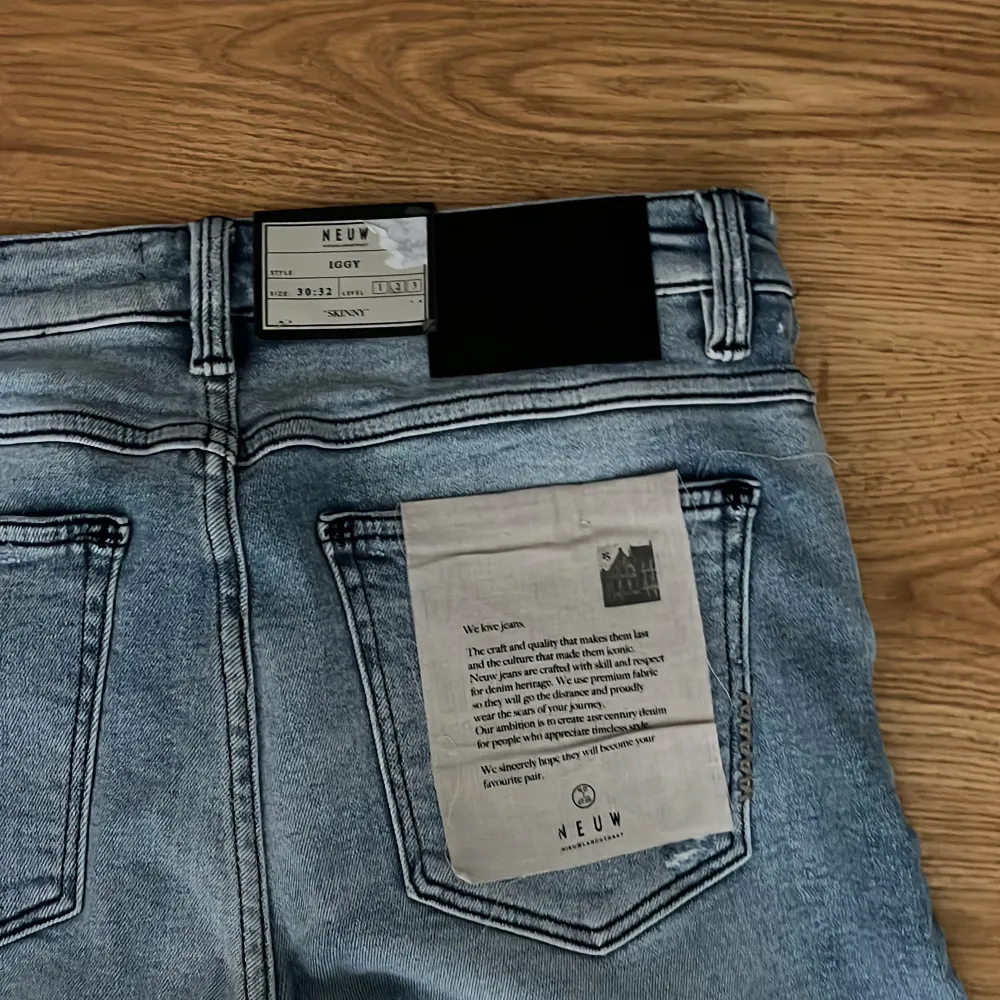 Säljer dessa helt nya Neuw jeans i storlek 30-32 i modellen Iggy, helt nya med alla taggar och lappar kvar. Köpte för 1300 men säljer för endast 299. Kom pm vid frågor eller fler bilder på jeansen . Jeans & Byxor.