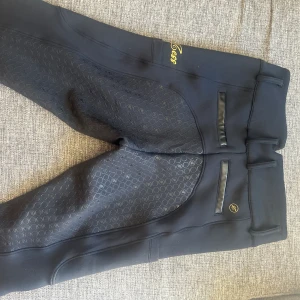 Ridbyxa  - Svarta jätte mjuka och sköna ridbyxor i stl S. Köpta för ungefär 1,200kr  Jag säljer dem nu för 450kr