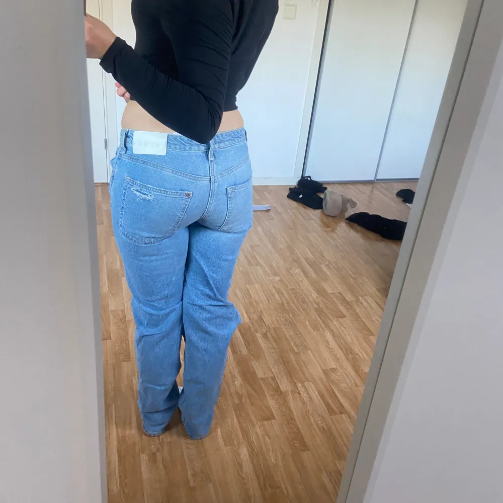 Jättefina lågmidjade jeans med hål i, kolla gärna in mina andra annonser 🥰. Jeans & Byxor.