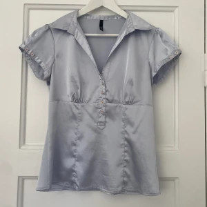 Blus  - Jättesöt blå blus i storlek 40, sitter som en S/M🥰