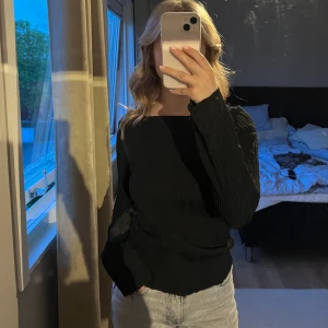 Långärmad topp - Långärmad strukturerad topp med båthals 