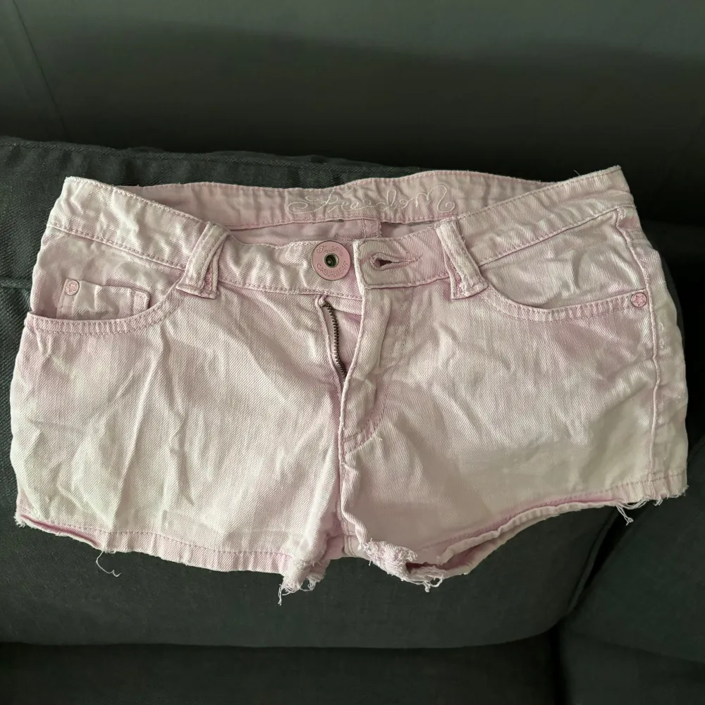 ursnygga rosa low waist shorts med märket freedom. Vet inte exakta storleken men känns som en Xs/S. Gamla shorts som är lite skrönkliga just nu men försvinner i tvätten💗💗 . Shorts.