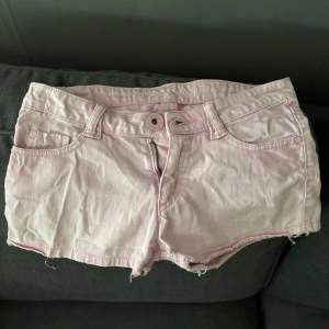 ursnygga rosa low waist shorts med märket freedom. Vet inte exakta storleken men känns som en Xs/S. Gamla shorts som är lite skrönkliga just nu men försvinner i tvätten💗💗 