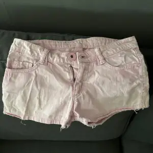 ursnygga rosa low waist shorts med märket freedom. Vet inte exakta storleken men känns som en Xs/S. Gamla shorts som är lite skrönkliga just nu men försvinner i tvätten💗💗 