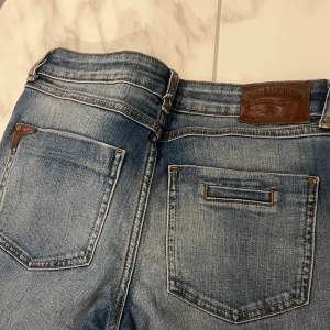 Super snygga låg midjade zara jeans som aldrig kommer till användning. Dom är i super bra skick!💕💕