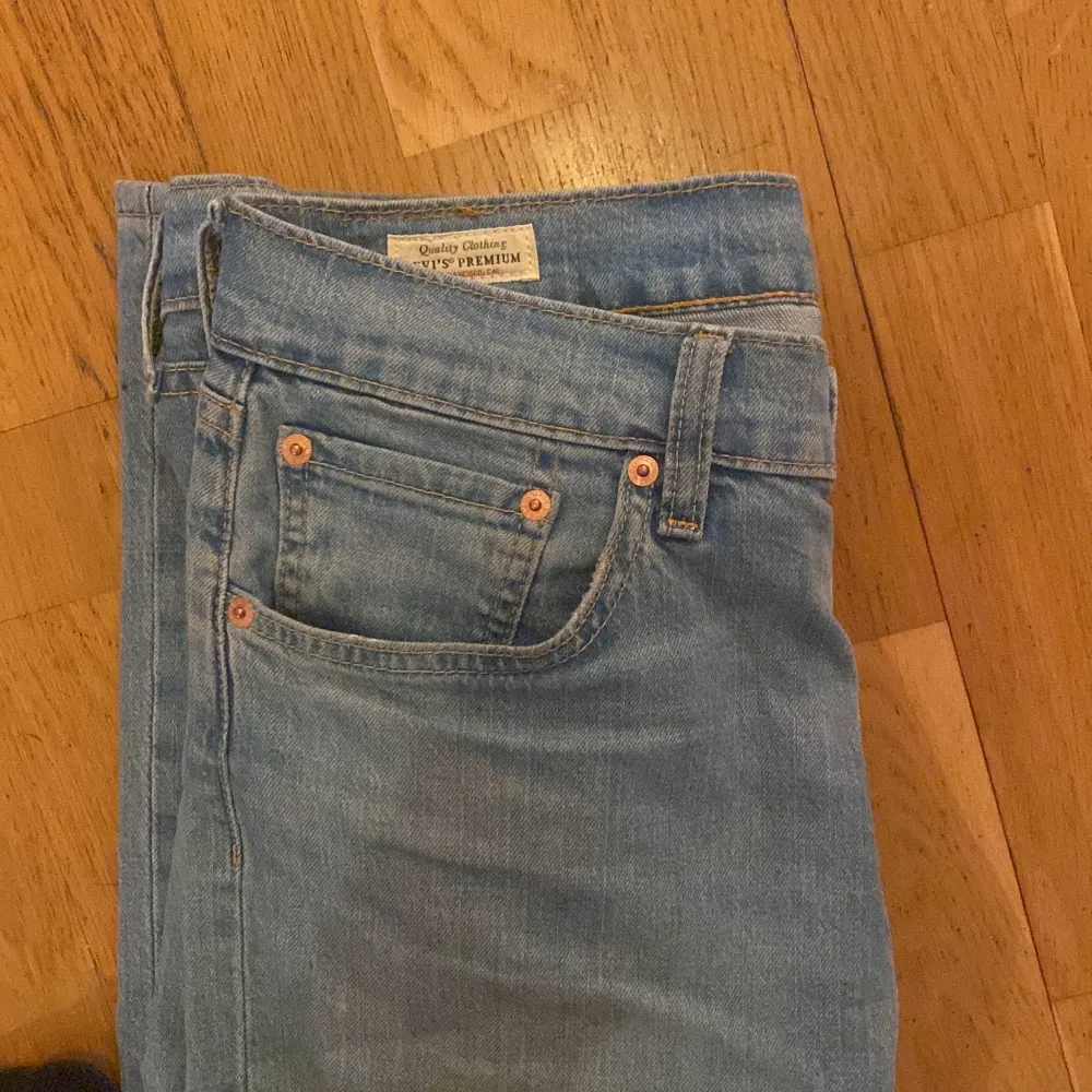 Levis jeans i modellen 501 och storleken 32/32, väldigt bra skick då jag bara haft dom ett par gånger. Jeans & Byxor.