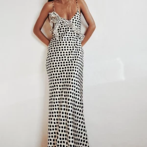 Någon som säljer denna klänning!!! - Någon som säljer denna klänning från Zara som är slutsåld 