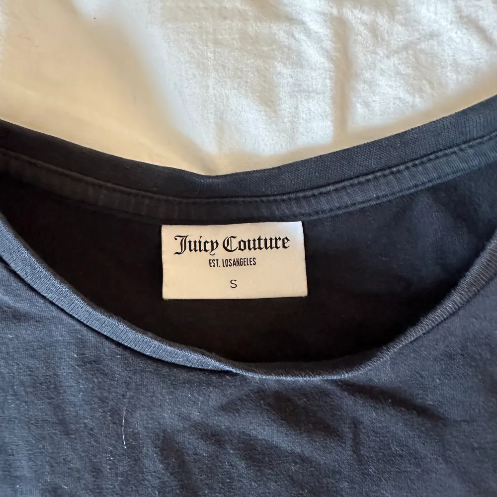 Säljer min juicy couture top. Använd men i ett bra skick. . T-shirts.