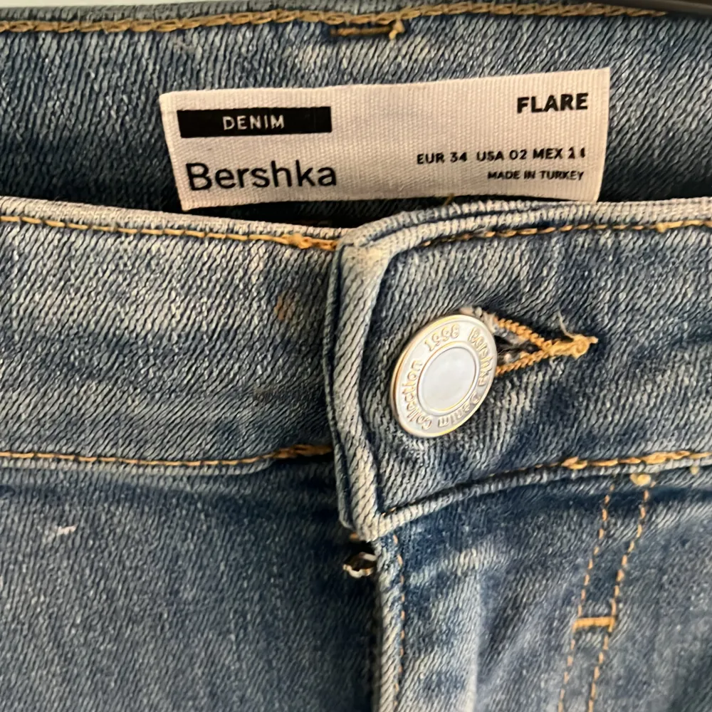 Säljer dessa coola Lågmidjade jeans från Berschka.  Säljer då de är för långa för mig (jag är 161). Nyskick! 🥰💘. Jeans & Byxor.
