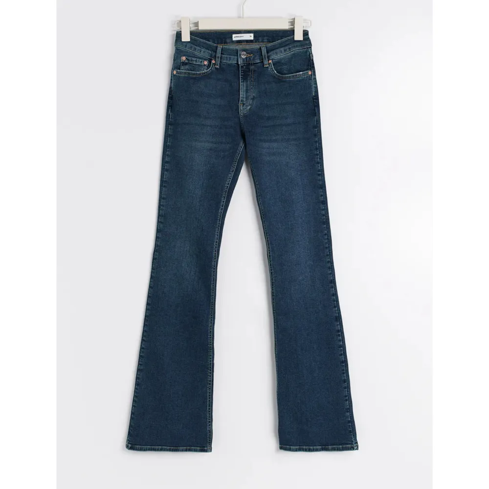 Hej💞 jag beställde ett par jeans 31 mars och har inte använd de sedan dess. De är i TALL och är bra för mig som är 172, hade passat både kortare och längre än mig. De är i storlek 34💞 nypris: 499kr mitt pris 399kr💞 de är som sagt inte använda något💞. Jeans & Byxor.