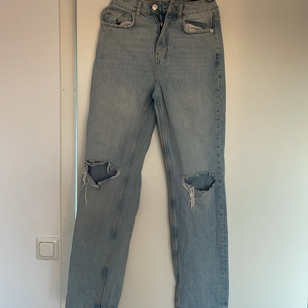 Säljer lite baggy jeans med håll i storlek 34 från Gina för 150kr använda två gånger för över två år sedan . Jeans & Byxor.