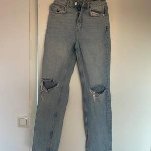 Säljer lite baggy jeans med håll i storlek 34 från Gina för 150kr använda två gånger för över två år sedan 