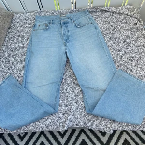 Högmidjade lite pösiga jeans - (De flesta jeans säljer jag pga för små så därför finns det inga bilder bär jag bär dem) fina högmidjade blåa jeans. Lite på den pösiga sidan så går att bära som lågmidjade men dem är inte baggy.