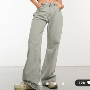 Grön/grå jeans - Säljer dessa gröna baggy jeans köpta  från asos. Storlek 36 men stor passform. Helt oanvända, nypris 399kr. Säljer pga för stora och hann ej lämna tillbaka. Köparen står för frakten. 