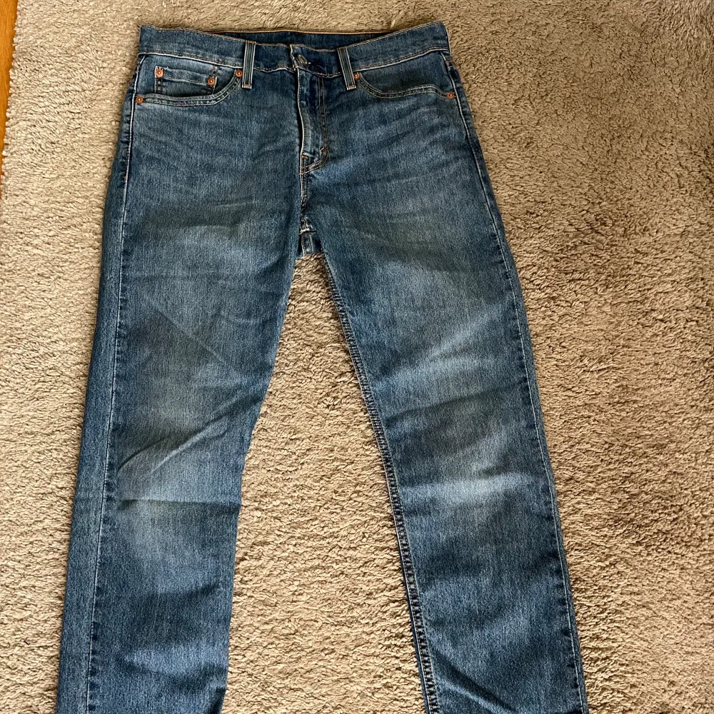 Säljer ett par nästintill helt oanvända jeans från Levis!  De är 502or och just dessa är enbart lite luftigare än de klassiska 501orna i materialet. Passformen skulle jag säga är den samma🤗. Jeans & Byxor.