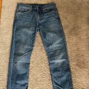Säljer ett par nästintill helt oanvända jeans från Levis!  De är 502or och just dessa är enbart lite luftigare än de klassiska 501orna i materialet. Passformen skulle jag säga är den samma🤗