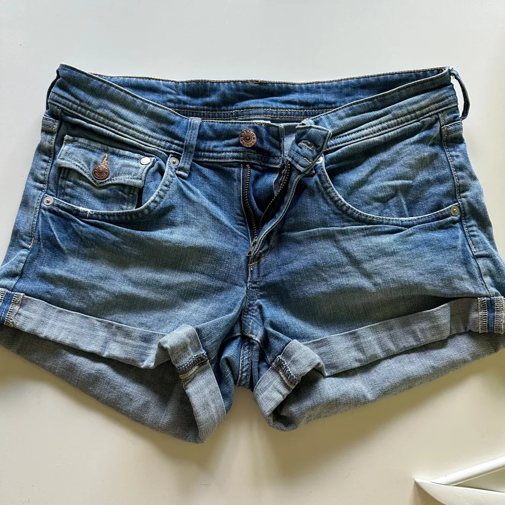Söta shorts, perfekta till sommaren🏖️Använda fåtal gånger, fint skick.  Lågmidjade med fina fickor. Använd gärna ”köp nu” och skriv vid frågor📦💞. Shorts.