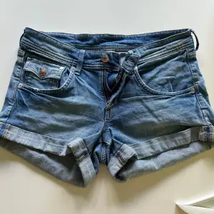 Söta shorts, perfekta till sommaren🏖️Använda fåtal gånger, fint skick.  Lågmidjade med fina fickor. Använd gärna ”köp nu” och skriv vid frågor📦💞