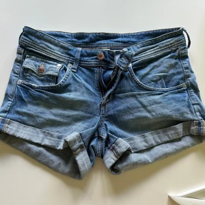 Shorts - Söta shorts, perfekta till sommaren🏖️Använda fåtal gånger, fint skick.  Lågmidjade med fina fickor. Använd gärna ”köp nu” och skriv vid frågor📦💞