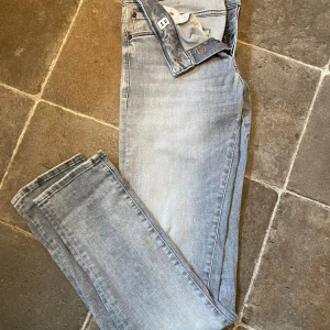 Jeans slim - 29/32 slim jeans grå! Skick som ny!