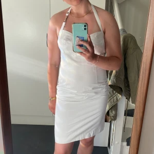 Studentklänning/sommarklänning - Superfin sommarklänning med halterneck som passar bra till studenten. Knappt använd, dock förliten för mig som är 168 och brukar ha S/M eller 38 