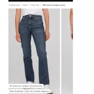 Mid waist straight jeans från Cubus, supersköna och stretchiga. Säljer likadana fast ljusare också. Använda en gång men inga tecken på användning! Nypris 500kr