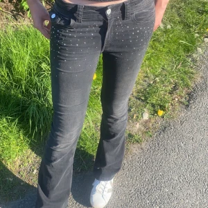 Lågmidjade jeans  - Lågmidjade jeans. Storlek 34 kom privat vid intresse eller köp direkt   💙💙💙💙💙