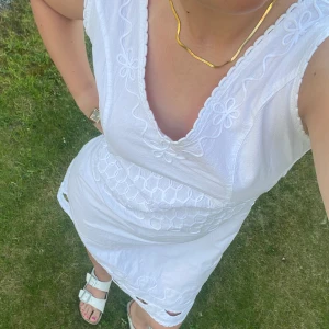 Studentklänning/sommarklänning - Söt vit klänning med brodyr som passar bra till studenten! Finns inga tecken på att den är använd ☀️Jag är 168 cm 