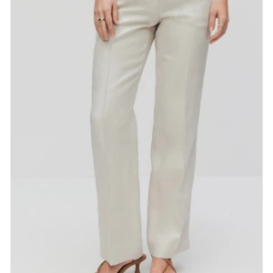 Simone linnebyxor  - Simone linnebyxor i st 38, inköpta för några veckor sedan. Men hittar inte kvittot. Nypris 899. Mitt pris 699