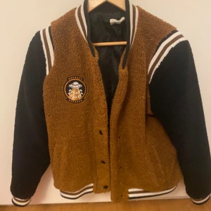 Bomberjacka  - Bomber jacka som har används fåtal ggr. Storlek xs men passar perfekt på mig som är S