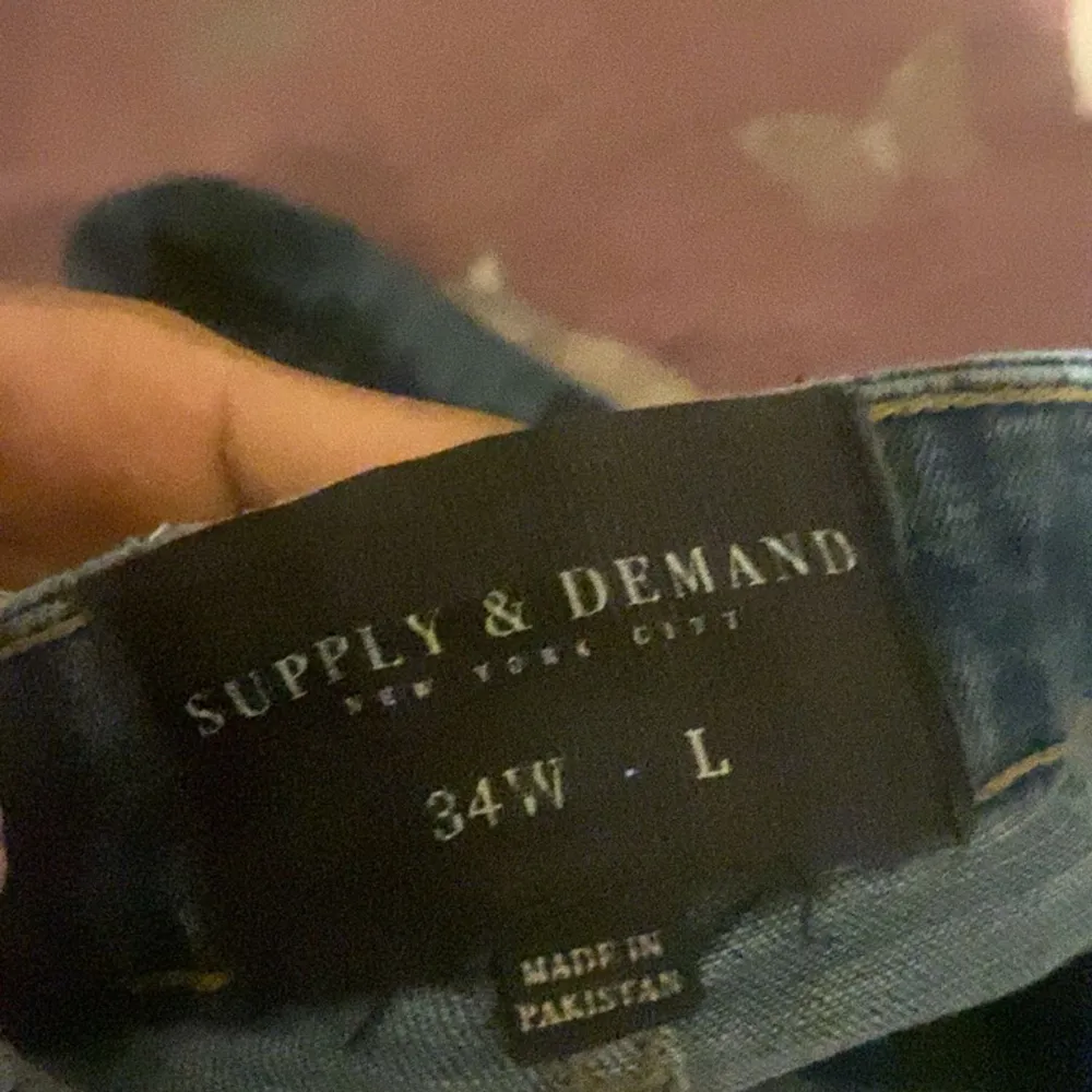 Säljer mina supply&demand jeans den är i ok skick använt några gånger och är i storlek L men passar även M. Jeans & Byxor.