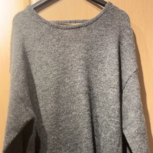 Stickad tröja med öppen rygg  - Superfin stickad tröja från gina tricot. Den är öppen i ryggen och är i storlek M men passar även S. Den är helt ny och säljes då jag köpt en likadan i storlek S. Skriv om ni har frågor 💗