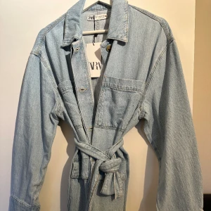Jeansjacka  - Jeansjacka från Zara, storlek M. Aldrig använd 