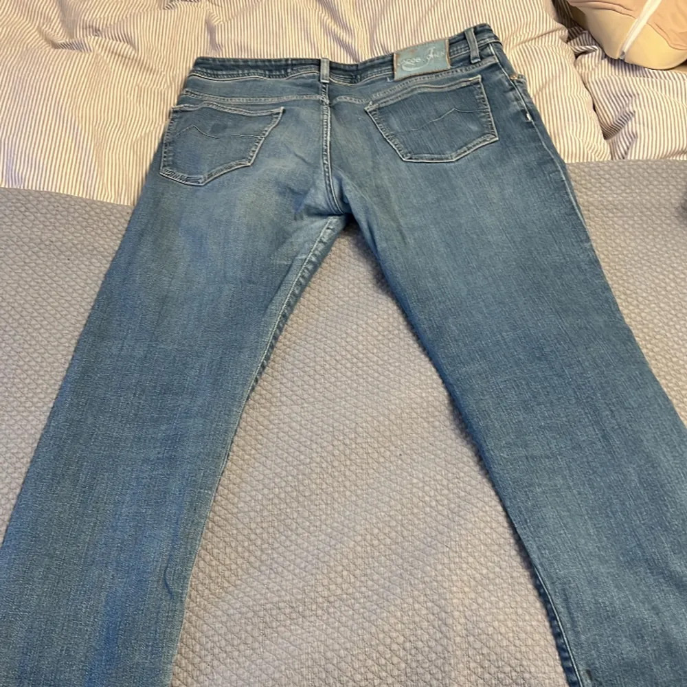 Marinblå jeans i storlek 36. Jeans & Byxor.