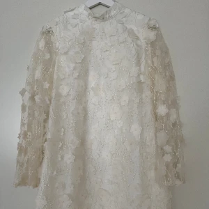 Perfekt klänning till stundnt eller bara till fest!  - Helt oanvänd klänning från YAS. Säljer då den var för stor på mig och jag råka slänga fraktsedeln och påsen så kunde ej lämna tillbaka. Prislapp sitter på. Nypris: 1600  Klänningen är vit med detaljer som gör den mer levande. Slutar lite över knäna. 