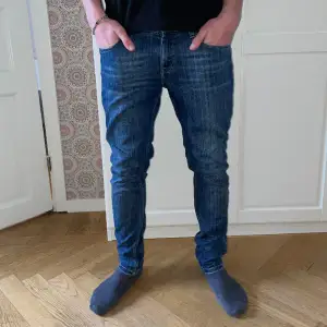 Ett par riktigt feta jeans från ”Burberry” i väldigt bra skick. Modelen  är slimfit och passar W30 L32. Riktigt snygga och trendiga (Pris kan diskuteras). 