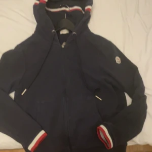 Moncler zip - Condition 8/10 osäker på äkthet scannern funkar på den