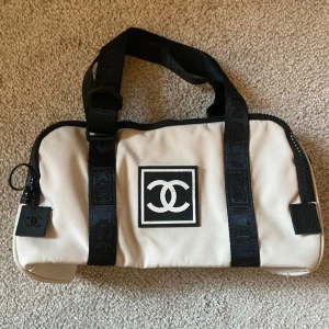 Mindre cool väska i nylon - Fint skick!  Skriv om ni har frågor. Priset kan diskuteras💖🥰