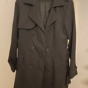 Kappa från vila  - Kappa från vila i storlek xl, färg svart.  Bälte i midjan.