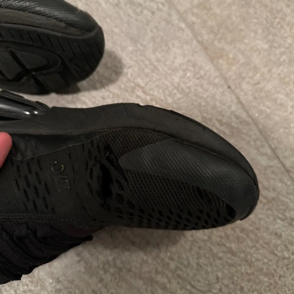 Hej Säljar min Nike svarta 270 som är i ett mycket använt skick men funkar alltid o dölja hålen om man har på sig svarta strumpor eller om man skulle vilja lämna in dem hos en sko makare. skick 5 av 10. Obs zooma in o kolla skicket på skorna.. Skor.