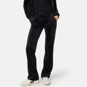 Svarta Juicy Couture byxor, säljer både strl xs och s, skriv vid intresse, använda men i bra skick!!