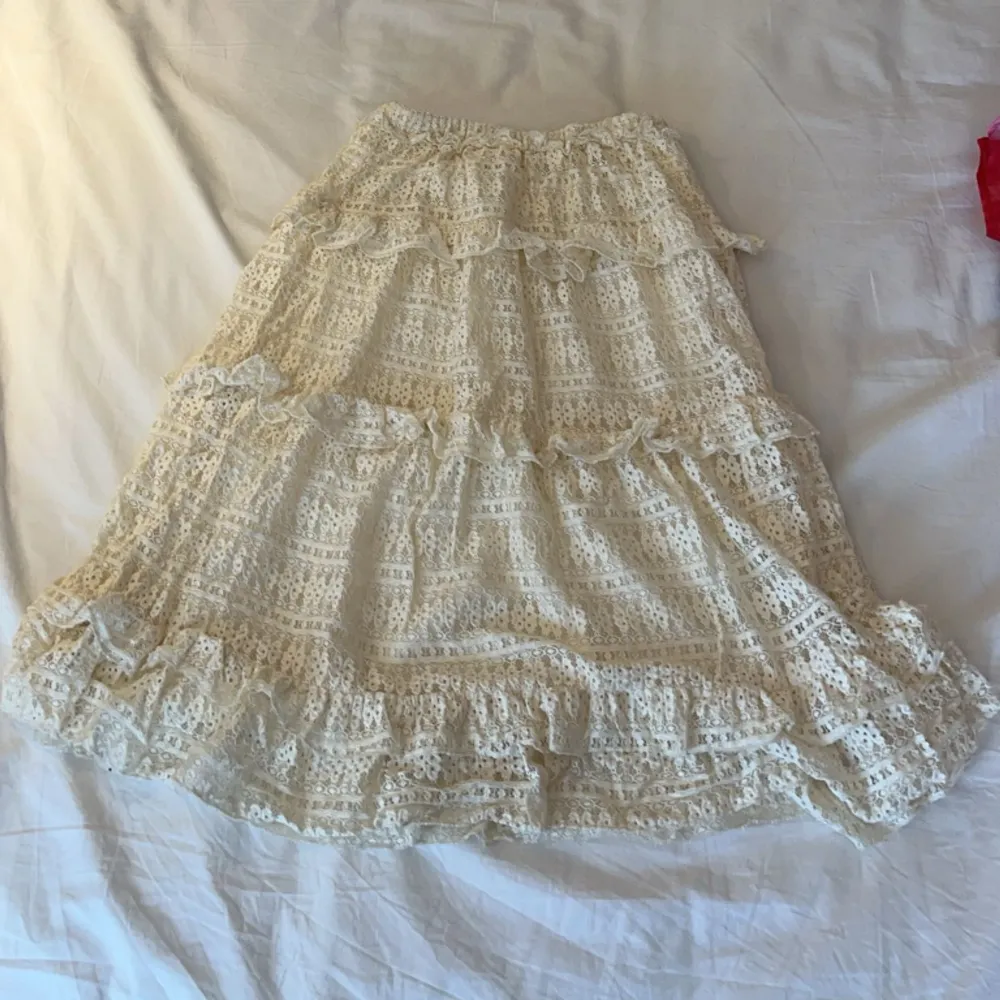 en ljusgul/beige fin kjol från zaras barnavdelning, knappt använd och perfekt inför sommaren! 🩷. Kjolar.